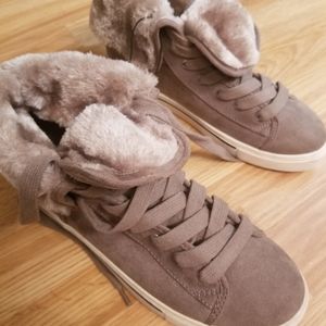 NWT Faux fur lined high top size 8